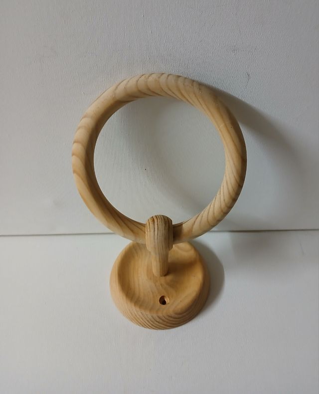 Toallero de pino al natural