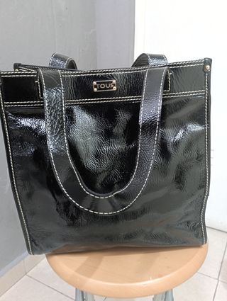 Bolso negro Charol marca Tous y cinturón a juego.