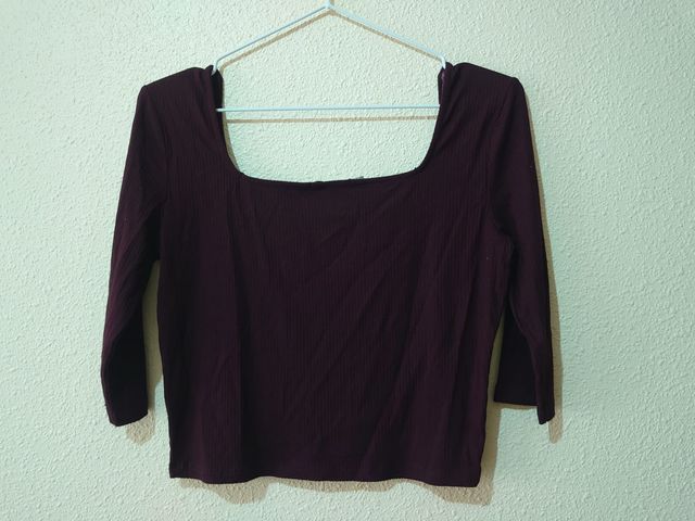 Camiseta crop burdeos de El Corte Inglés nueva