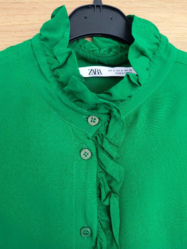 Zara blusa volante verde