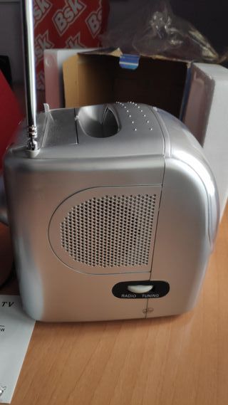 Televisor antiguo mini  en B/n, de 5,5 pulgadas