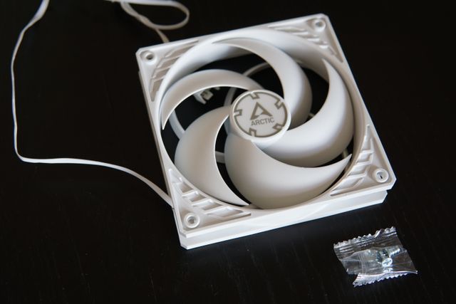 Ártico P12 PWM PST Blanca (1800RPM)