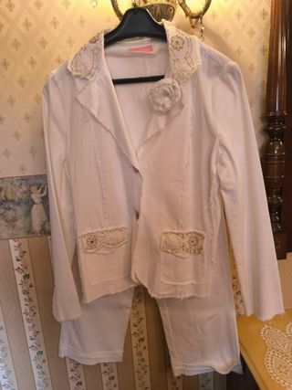 Conjunto chaqueta y pantalón blanco pedrería 