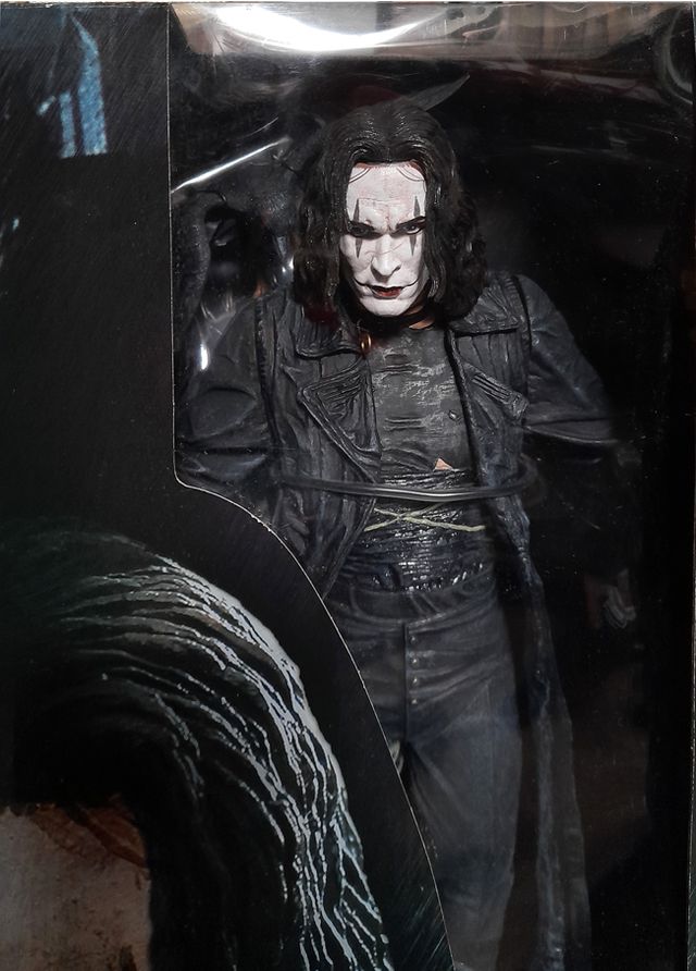 FIGURA DE LA PELÍCULA “EL CUERVO”. AÑO 2004.