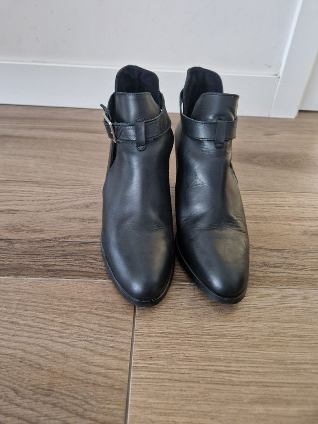 Botines negros hebilla tacón