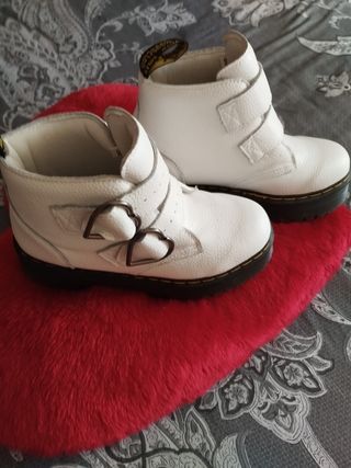 Botas Dr. Martens blancas, hebilla corazón