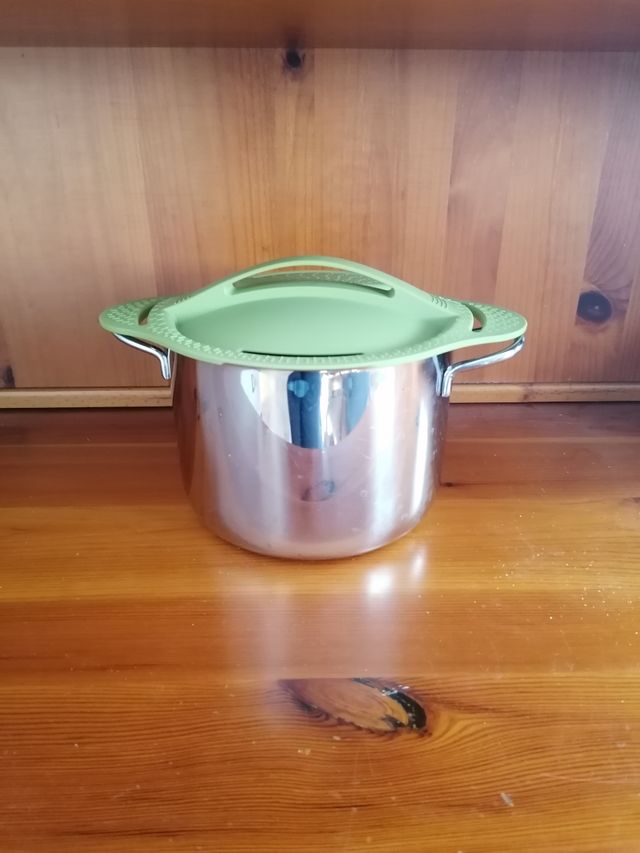 Pentola con coperchio scolapasta