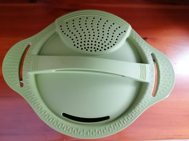 Pentola con coperchio scolapasta