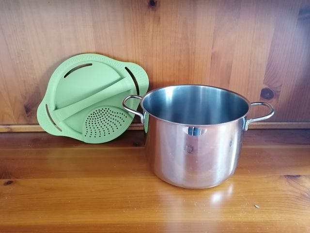 Pentola con coperchio scolapasta