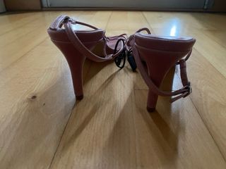 Sandalias rosa tacón mediano zara
