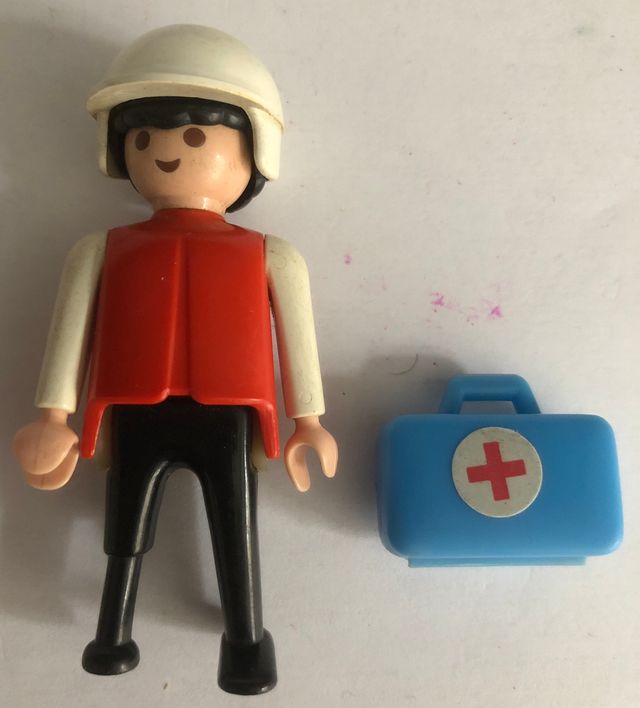 Playmobil medico con pata de palo