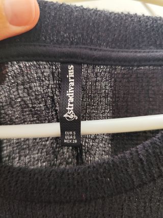 Camiseta negra encaje Stradivarius 