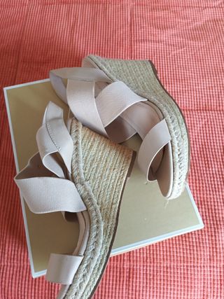 Sandalias con tiras elásticas, número 40