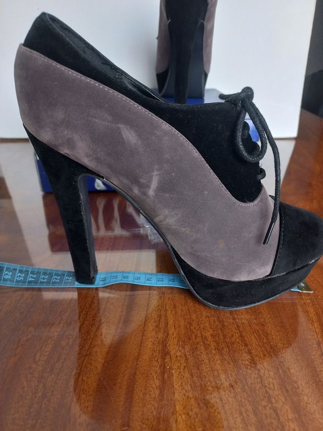 Botines negros y grises de tacón alto