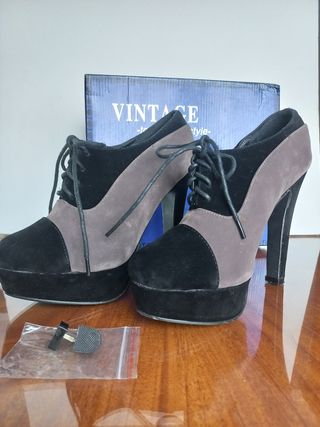 Botines negros y grises de tacón alto