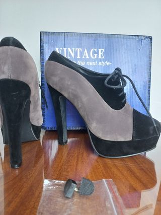 Botines negros y grises de tacón alto