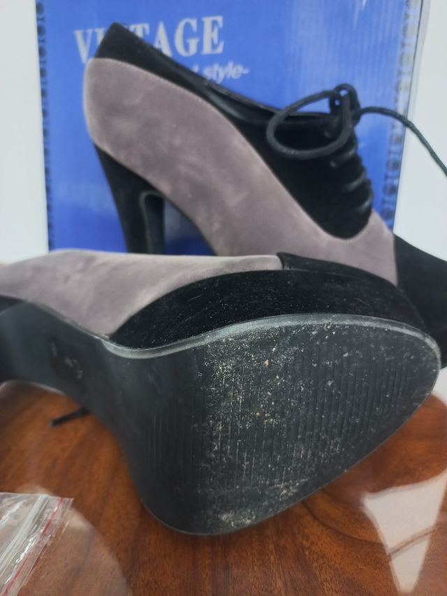 Botines negros y grises de tacón alto