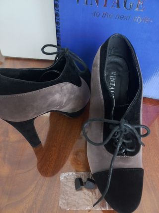 Botines negros y grises de tacón alto