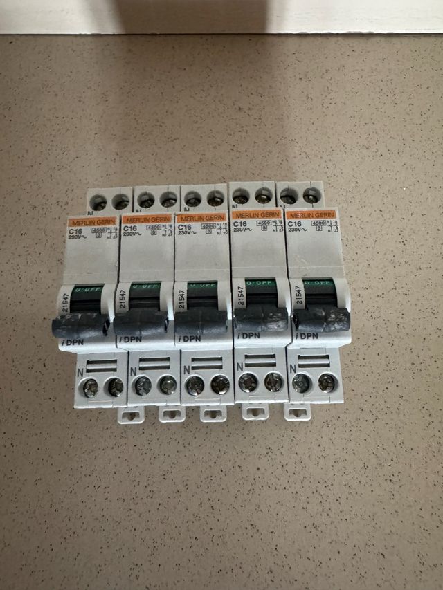 5 interruptores automáticos C16 230V