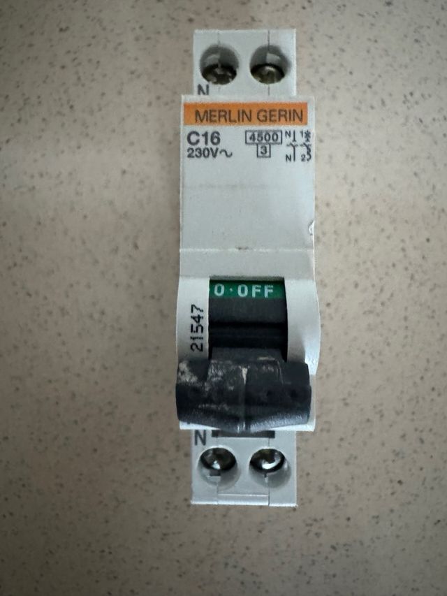 5 interruptores automáticos C16 230V