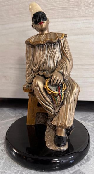 Scultura Pulcinella rivestita in argento