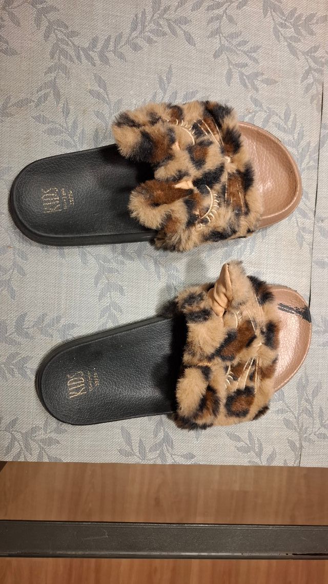 Chanclas leopardo Talla 35/36 como nuevas.
