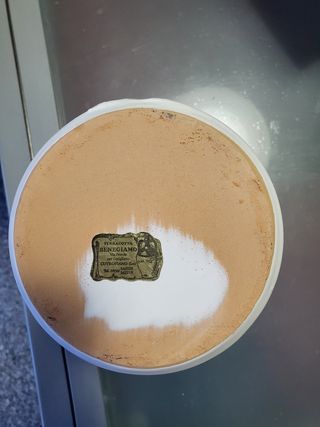 Caraffa bianca e blu in terracotta benegiamo