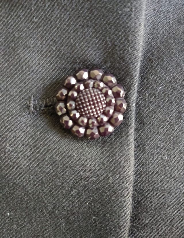 Falda negra botones joya