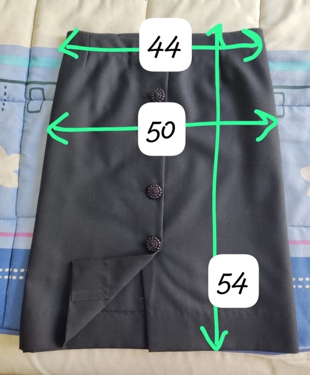 Falda negra botones joya