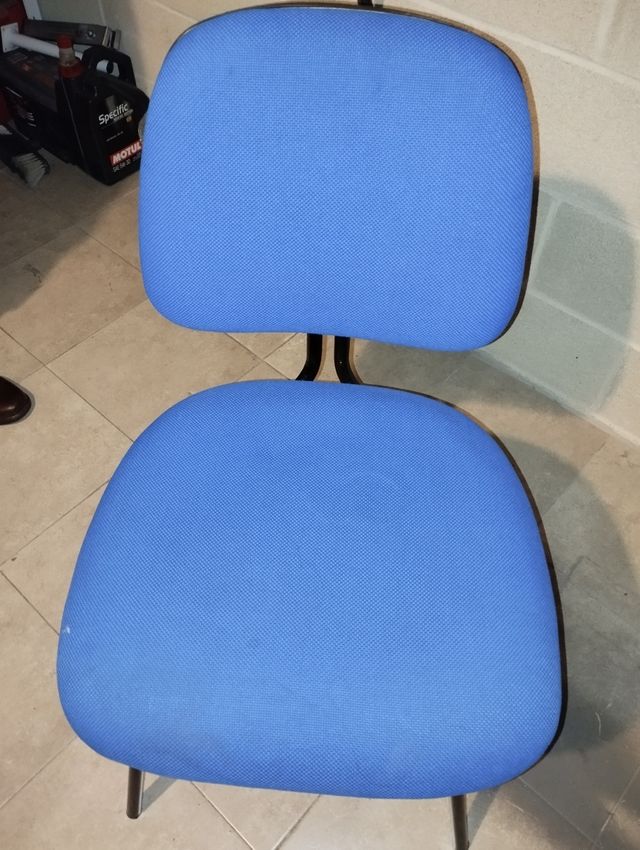 Estantería naranja de madera con ruedas