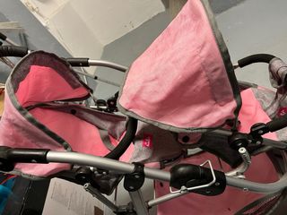 Coche gemelar muñecas Juguettos “Bebe mimitos”. 