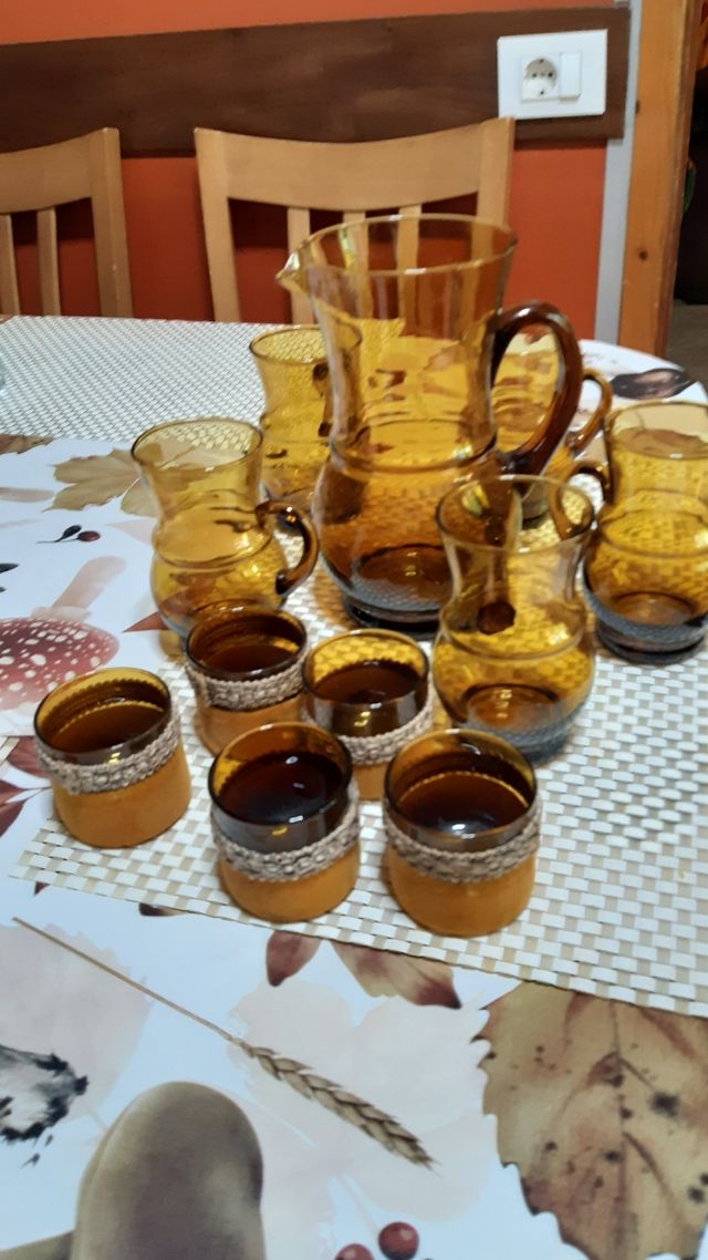 Conjunto antiguo de jarras de agua y vasitos forra