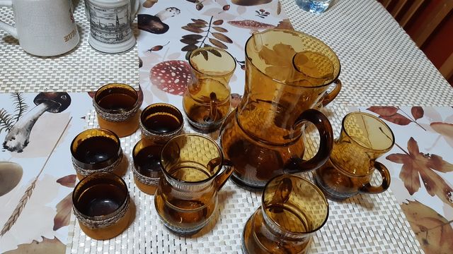 Conjunto antiguo de jarras de agua y vasitos forra