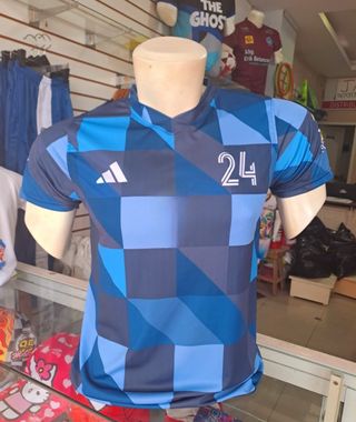 16 camisas para futbol 7 co. El escudo Enel pecho.