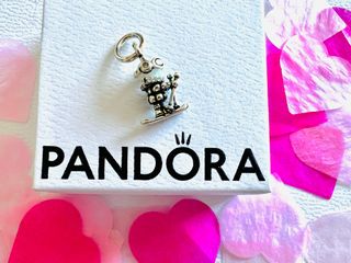 Pandora charm skiador