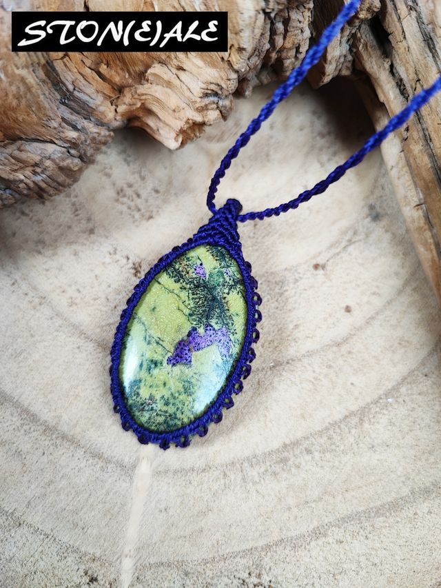 Ciondolo in macrame con atlantisite