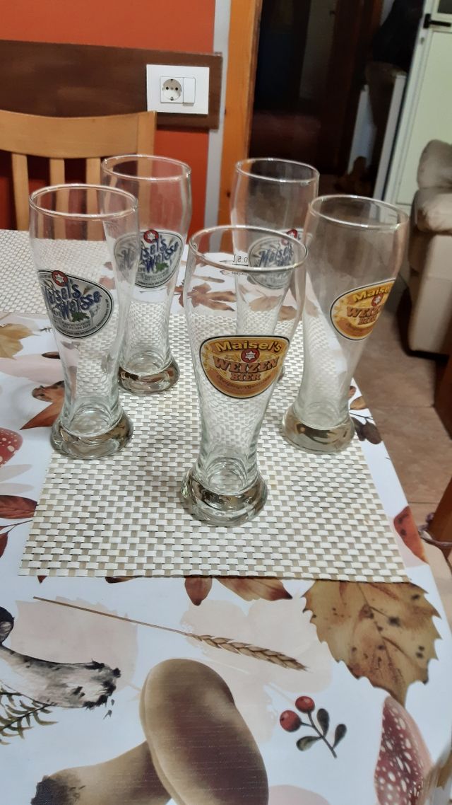 Vasos grandes de cerveza