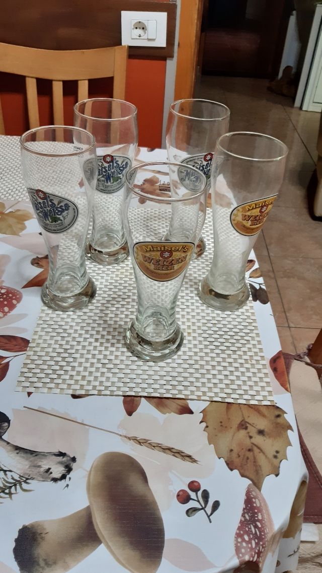 Vasos grandes de cerveza