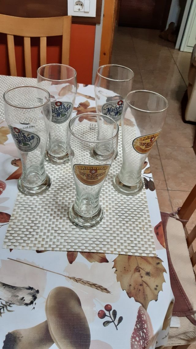 Vasos grandes de cerveza
