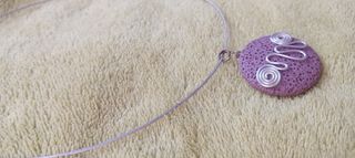 Colgante morado con espiral metálica