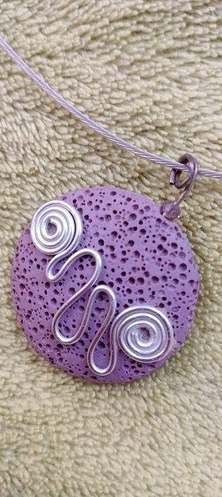 Colgante morado con espiral metálica