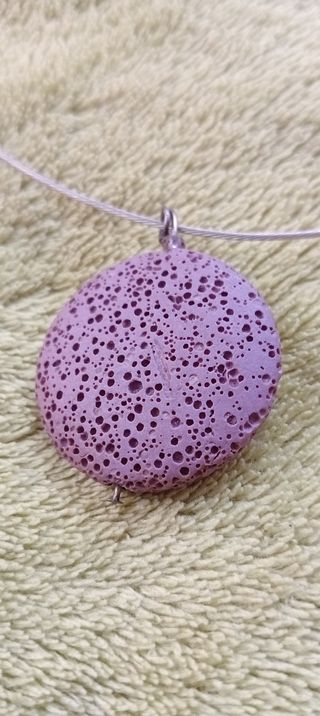 Colgante morado con espiral metálica