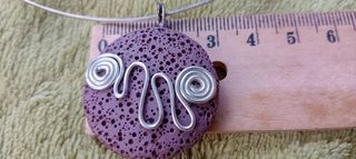 Colgante morado con espiral metálica