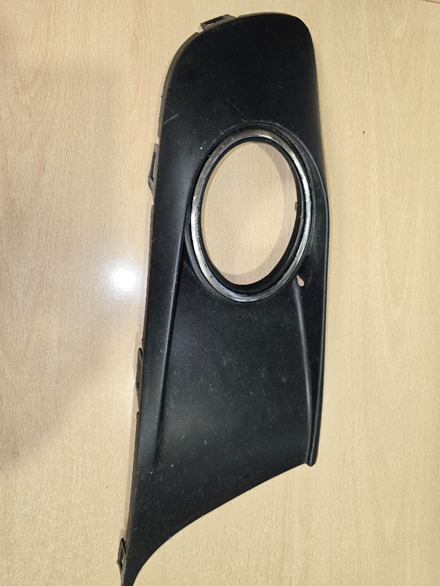 Rejilla tapa antiniebla  volksvagen Caddy.