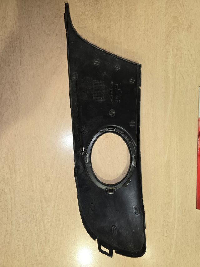 Rejilla tapa antiniebla  volksvagen Caddy.