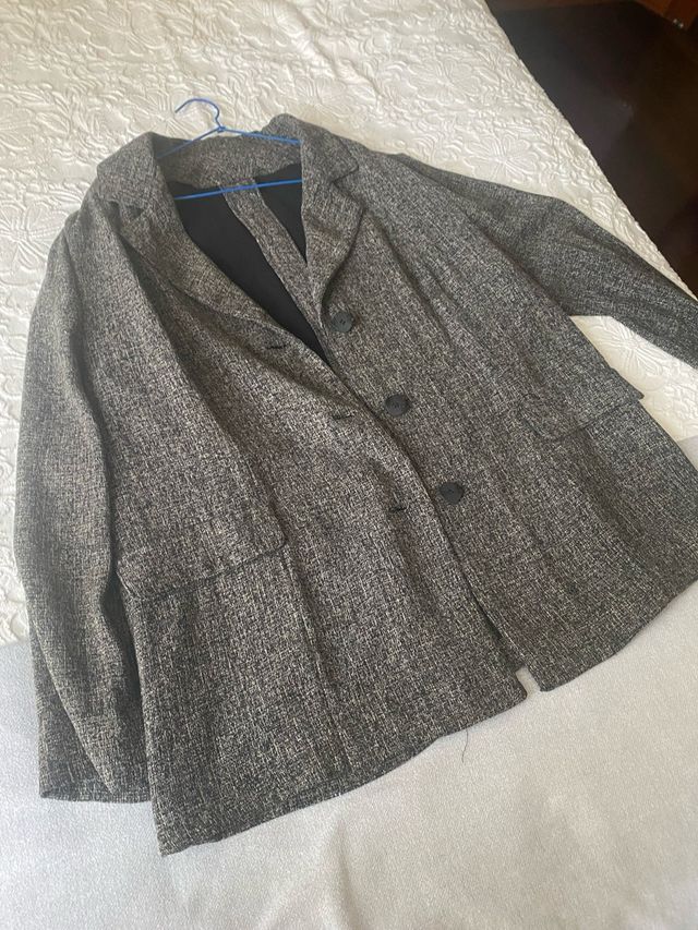 Chaqueta negra y gris mujer y falda