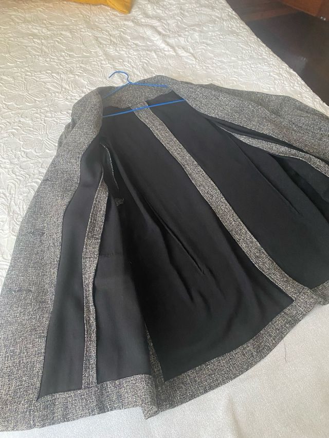 Chaqueta negra y gris mujer y falda