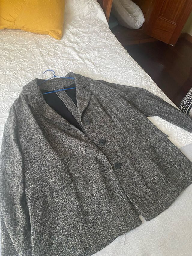 Chaqueta negra y gris mujer y falda