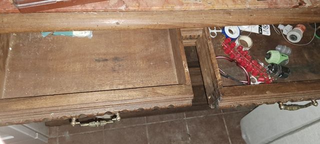 Mueble antiguo de madera y mármol