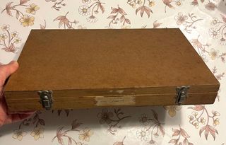 CAJA CON PRECIOS Y ETIQUETAS PARA COMERCIO